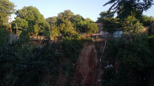 Diario HOY | Vecinos a la vera del arroyo Ferreira temen derrumbe de sus viviendas