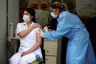 Investigadores instan a retrasar la segunda dosis de la vacuna Pfizer para cubrir a todos los grupos prioritarios | Ñanduti