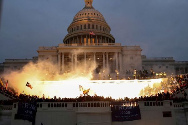 Seis policías del Capitolio fueron suspendidos y otros 29 quedaron bajo investigación por el asalto al Congreso de EEUU | Ñanduti
