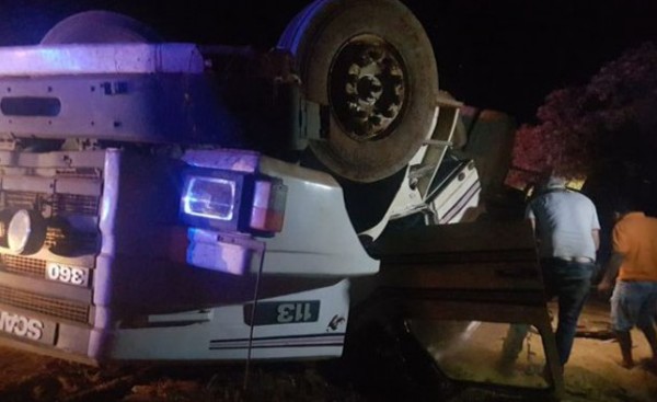 Camión cargado vuelca en camino vecinal
