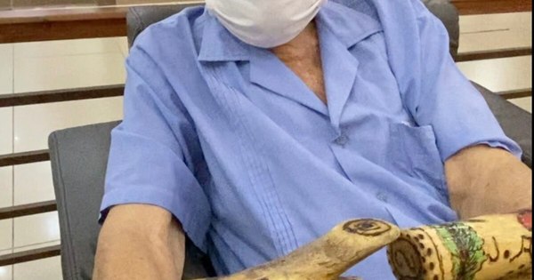 La Nación / Abuelito artesano emociona en las redes: hace y vende bastones para subsistir
