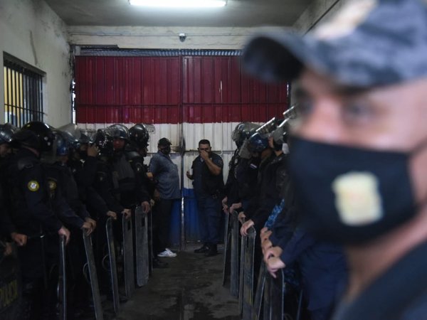 Activan alerta máxima en cárceles de todo el país tras motín y masacre