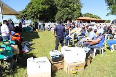 MAG entregó insumos y equipos por G. 1.000 millones a familias productoras de Caaguazú | .::Agencia IP::.