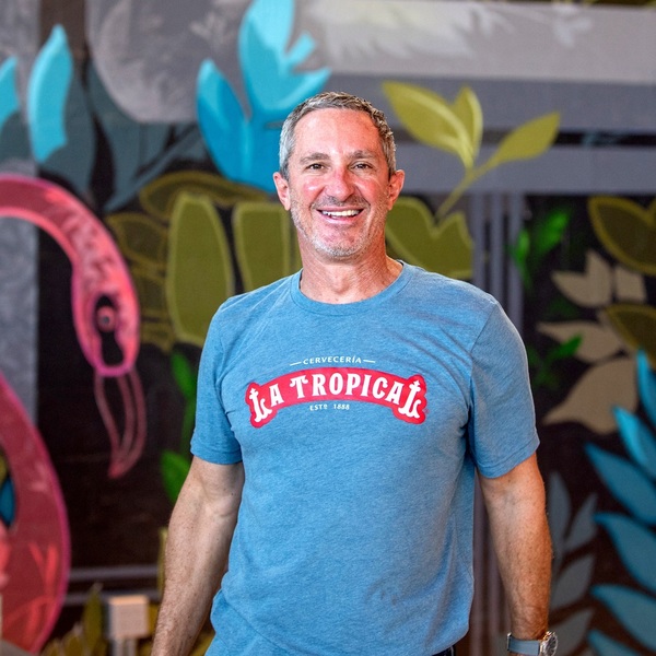 La Tropical, la marca de cerveza que "trasladó" unos jardines cubanos a Miami - MarketData