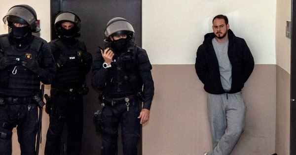 La Nación / Rapero español preso: 16 detenidos en tercera noche de disturbios
