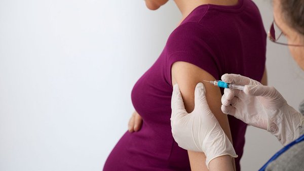 Pfizer y BioNTech: inician ensayo clínico para evaluar efectos de la vacuna en embarazadas