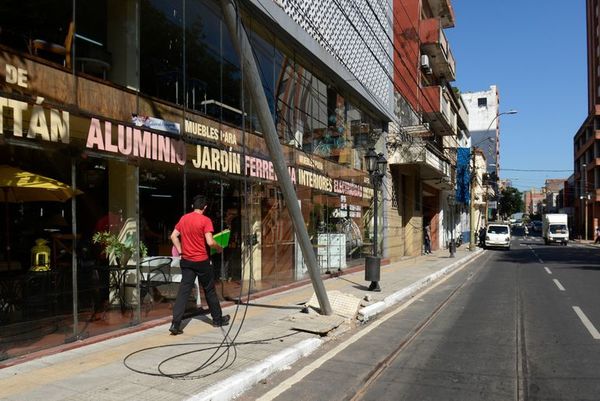 Pasan las semanas y los cables sueltos siguen en las  veredas - Nacionales - ABC Color