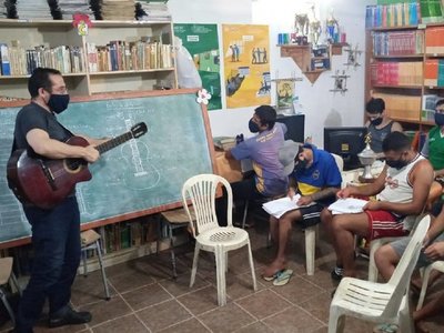 Profes enseñan a ejecutar guitarra en la cárcel