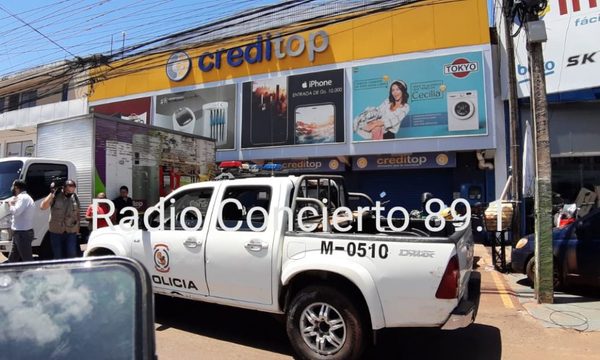Roban dinero y celulares de local comercial