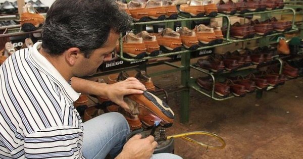 La Nación / Fabricantes nacionales de zapatos vendieron 35 mil pares a finales del 2020