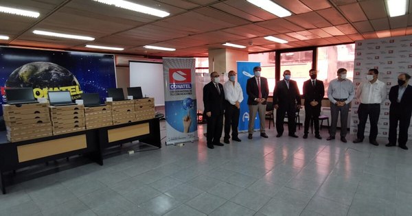 La Nación / Personal entregó notebooks con red a la Facultad de Filosofía