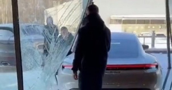 Youtuber ruso estrelló su lujoso Porsche nuevo en la misma automotora donde lo compró - C9N