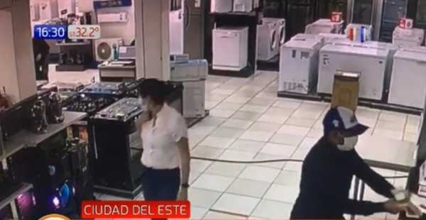 Ola de asaltos: Motochorros atracan local comercial | Noticias Paraguay