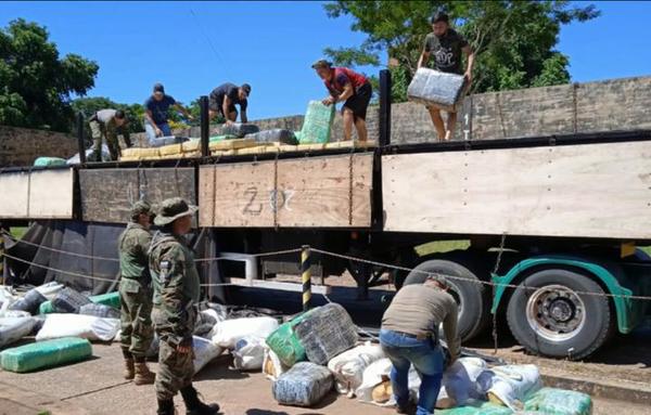 Tractocamión con más de 15 mil kilos de marihuana