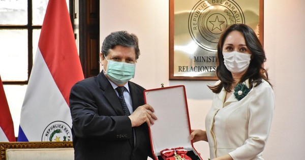 La Nación / Condecoran a embajadora de Turquía por término de misión diplomática
