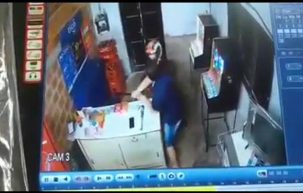 Comerciante forcejeó con asaltante y evitó robo