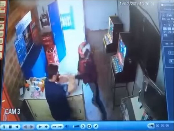 Comerciante se enfrentó y redujo a ladrón que le atacó con cuchillo