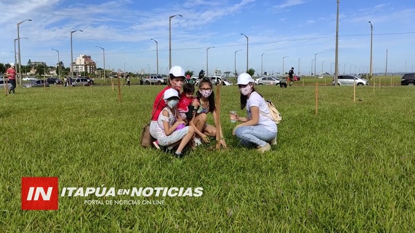 PLANTAN 500 PLANTINES DE ÁRBOLES NATIVOS EN LA COSTANERA DE ENCARNACIÓN