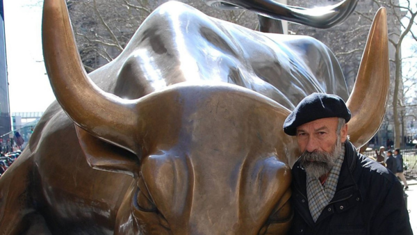 Muere autor de la escultura del icónico toro de Wall Street | El Independiente