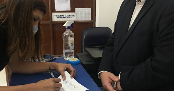 La Nación / Eduardo Nakayama inscribió precandidatura a intendencia de Asunción