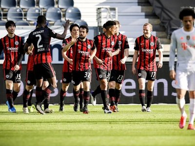 El Eintracht vence al Bayern y reanima la Bundesliga