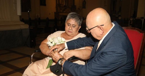 La Nación / Son pacientes oncológicos, vencieron juntos al COVID-19 y decidieron casarse de nuevo como hace 45 años