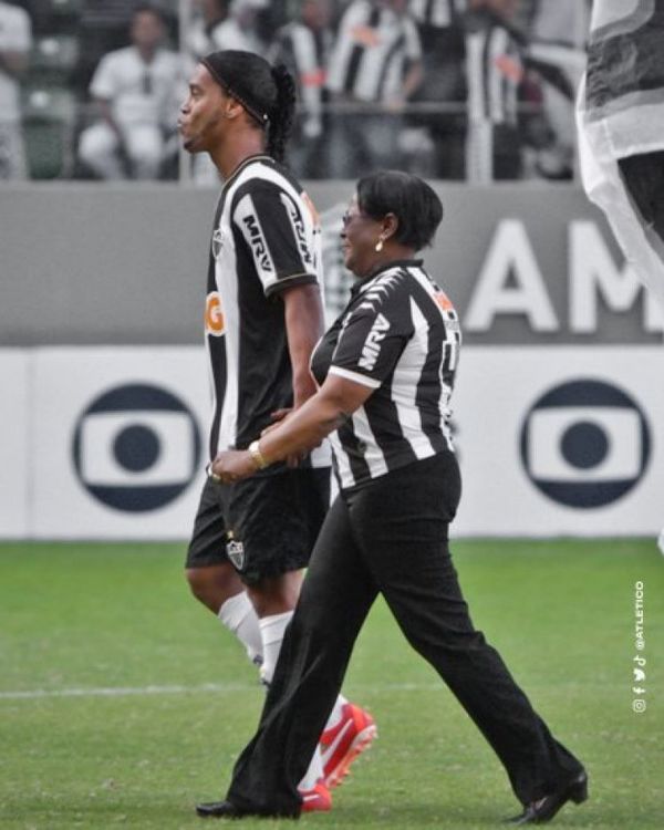 Falleció madre de Ronaldinho, víctima del Covid