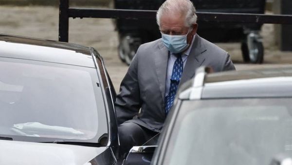 Príncipe Carlos visita a su padre en el hospital