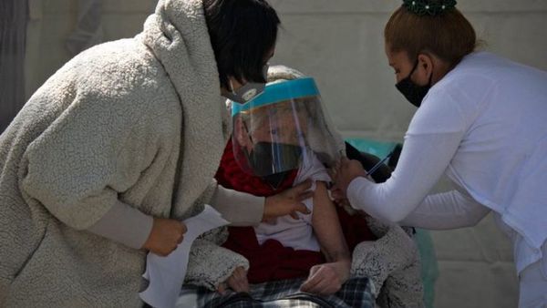 México recibe 200.000 dosis de vacunas del laboratorio chino