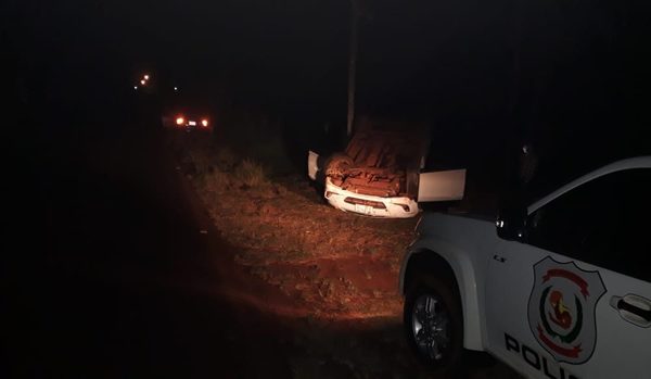 Perro ocasiona vuelco de vehículo