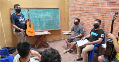 25 internos aprenden a tocar la guitarra intramuros