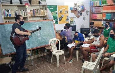 Dos internos, maestros de guitarra, forjan nuevos músicos dentro de la cárcel