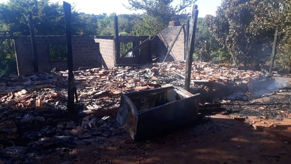 INCENDIO CONSUMIÓ POR COMPLETO VIVIENDA EN ZONA RURAL DE ENCARNACIÓN