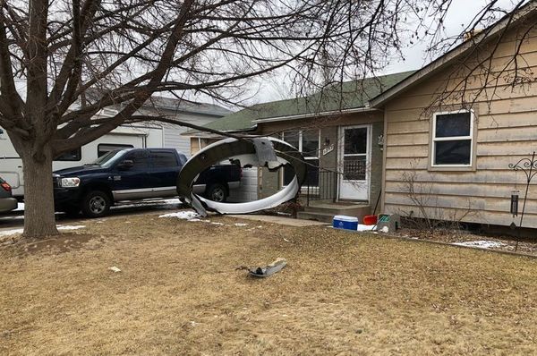 Caen fragmentos desde un avión averiado sobre casas en la ciudad de Denver, en EEUU - Mundo - ABC Color