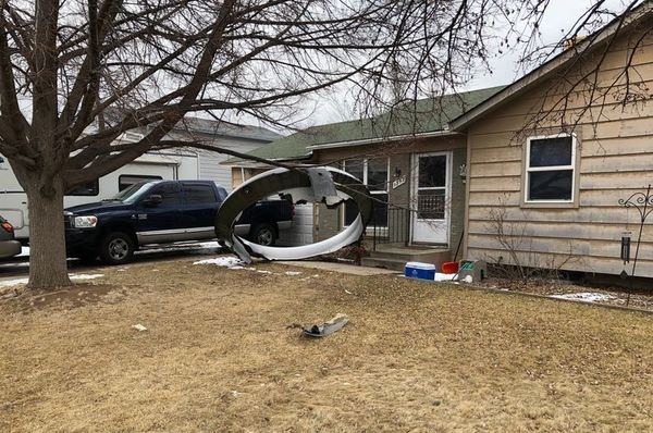 Caen fragmentos desde un avión averiado sobre casas en la ciudad de Denver, en  EEUU - Mundo - ABC Color