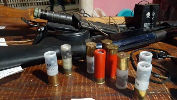 Recuperan vehículo robado y hallan arsenal en vivienda de Ñemby