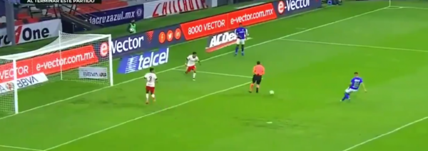 ¡Insólito! Un árbitro desvía el balón e impide un gol cantado en México