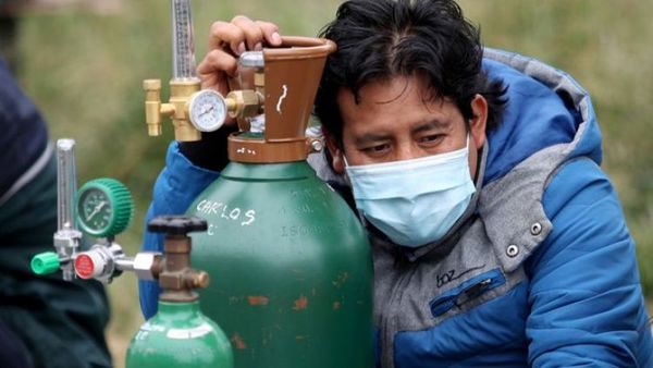 Oxígeno medicinal escasea en Perú desde hace un mes