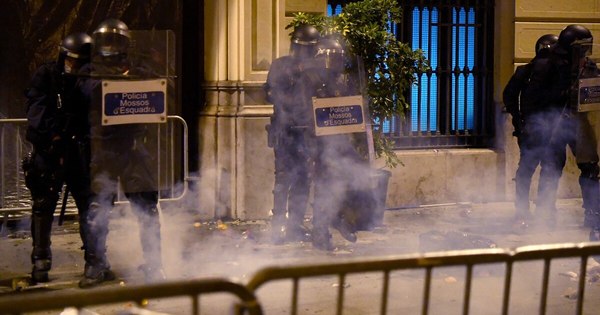 La Nación / Sexta noche de protestas en Cataluña por el encarcelamiento de rapero