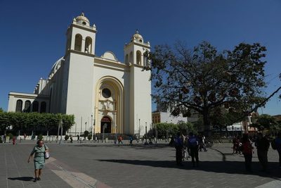 Sindicalistas protestan en catedral salvadoreña por el despido de trabajadoras - MarketData