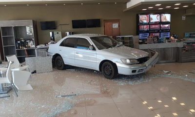 Mujer pierde el control de su auto al retroceder, choca contra motociclista e ingresa a un servicentro