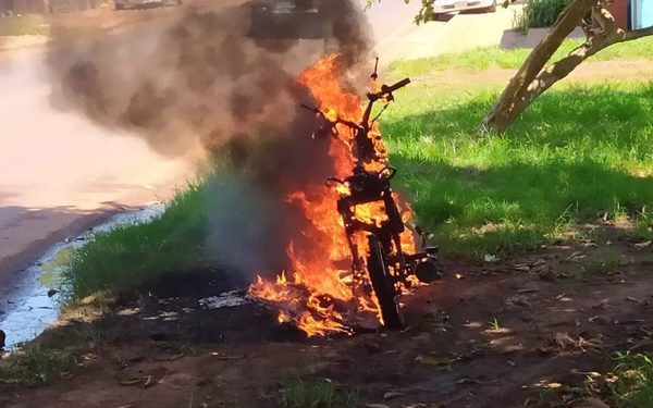 Despechado hombre quemó la moto de su ex