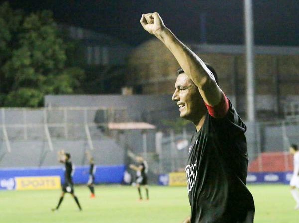 Libertad venció a Nacional 3-0 y lidera la clasificación del Apertura.