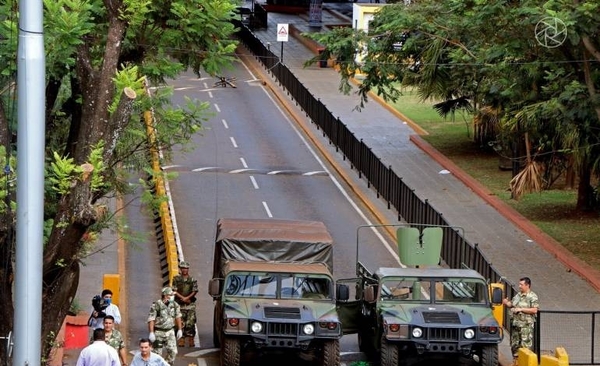 Diario HOY | Foz de Yguazú decreta toque de queda y pide barrera en Puente de la Amistad