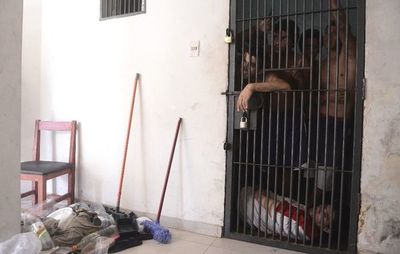 Casi 800 personas detenidas están en las comisarías esperando pasar a algún penal - Megacadena — Últimas Noticias de Paraguay