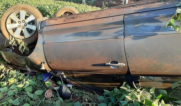 Conductor muere tras vuelco de vehículo en Naranjal - Noticiero Paraguay