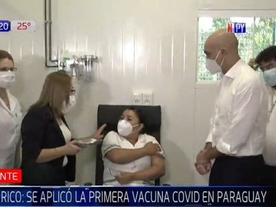 Ministerio de Salud vacuna a primeras trabajadores de blanco contra el Covid-19