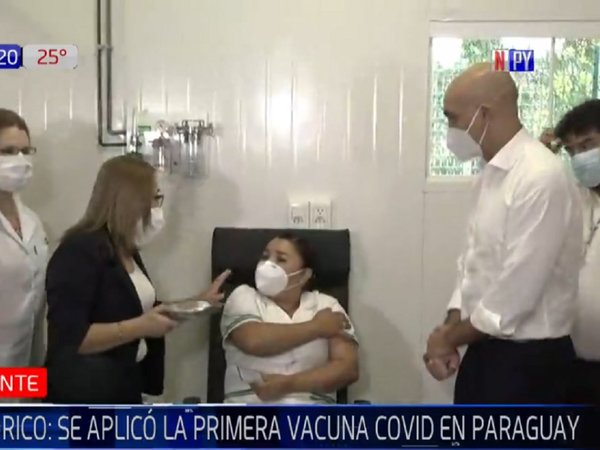 Ministerio de Salud vacuna a primeras trabajadores de blanco contra el Covid-19