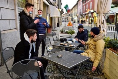 Preocupación en Italia: las variantes del COVID-19 ya son el 50% de los casos mientras aumentan las aglomeraciones en las ciudades | Ñanduti