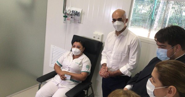 La Nación / Enfermera de Hospital de Itauguá, la primera persona en recibir la vacuna Sputnik V